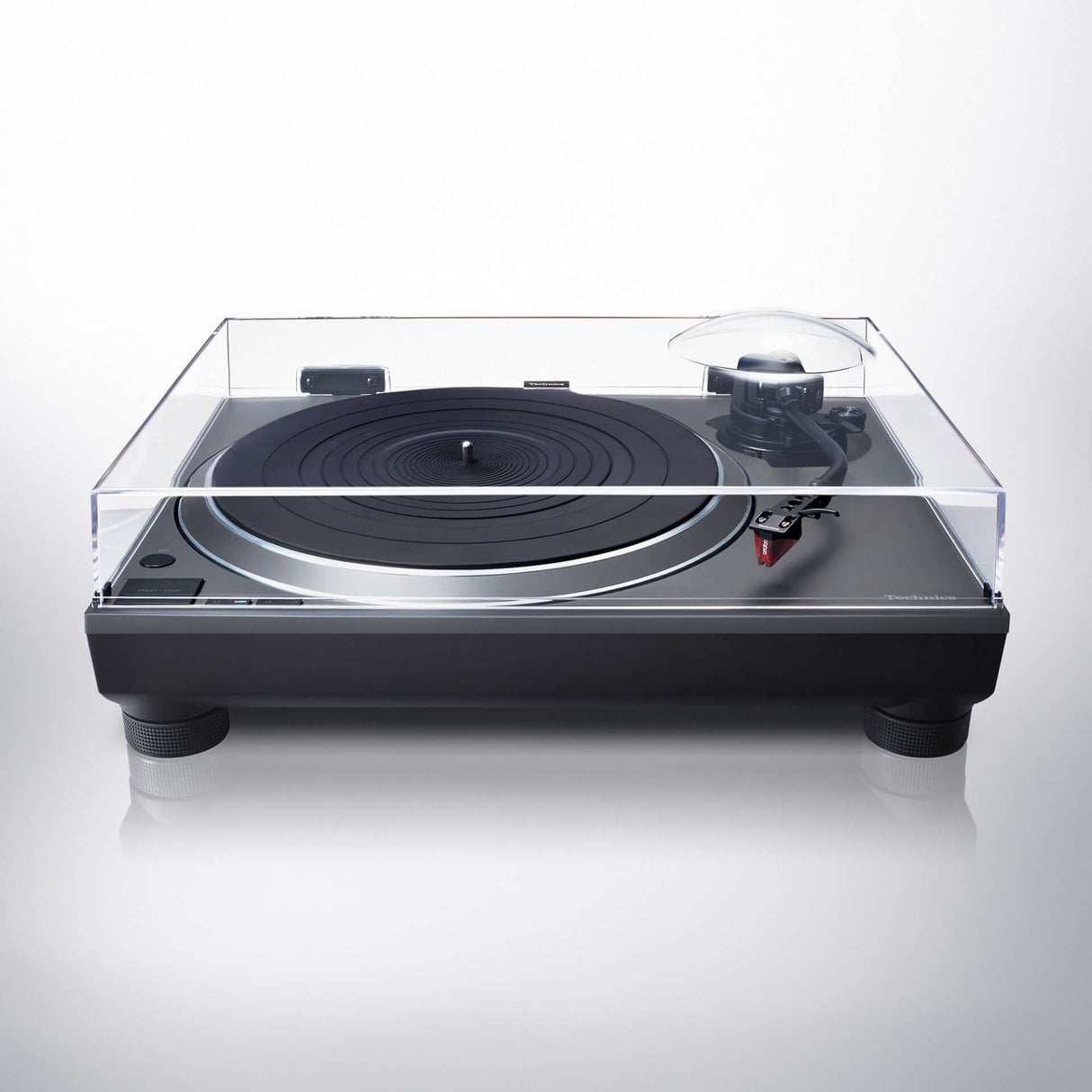 Technics SL-1500 CSE-H közvetlen meghajtású lemezjátszó, metál szürke porvédő tetővel.